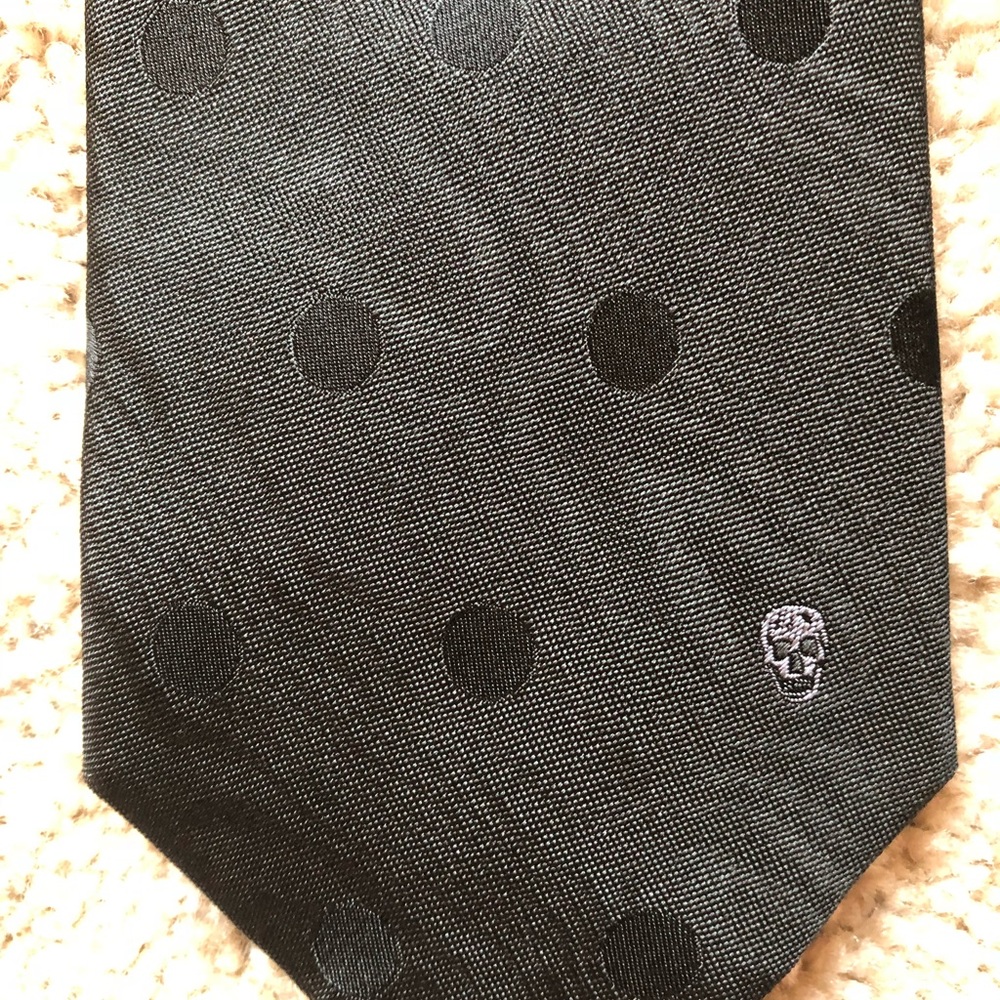 Alexander McQueen black on black tie with skull